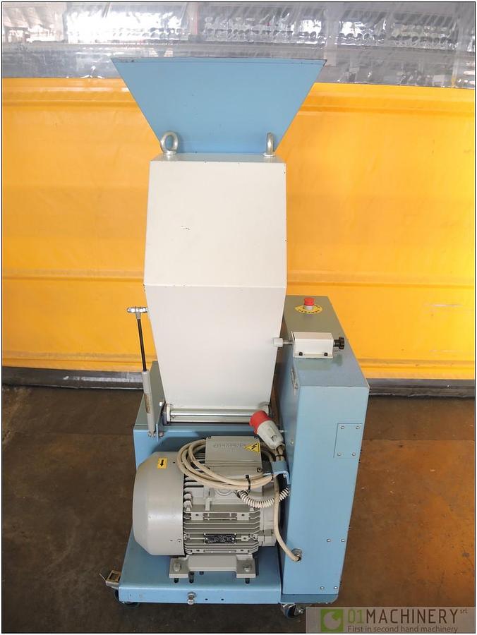 2001 SB PLASTICS MACHINERY GR3302/C