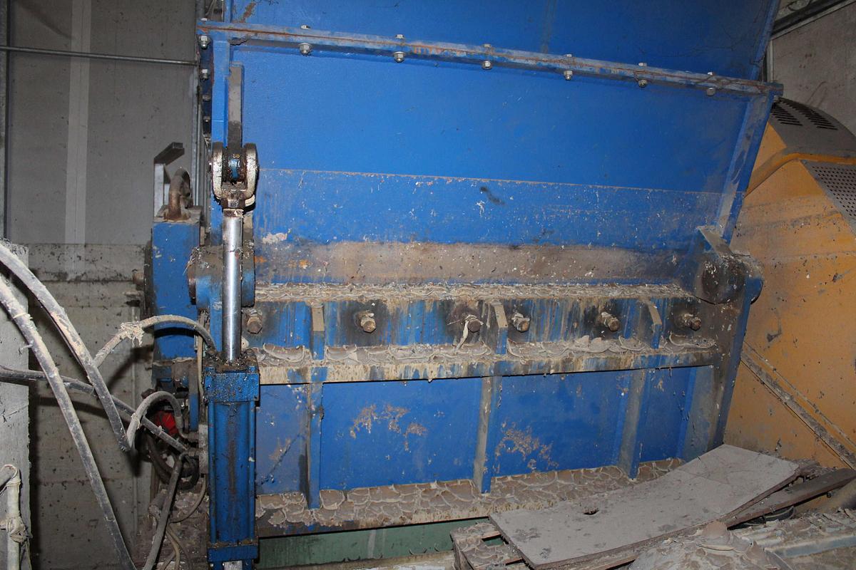 2001 PREVIERO MU916PRT