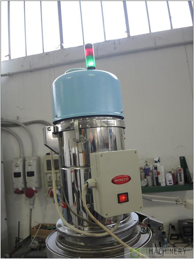 2004 MORETTO EH1A 4
