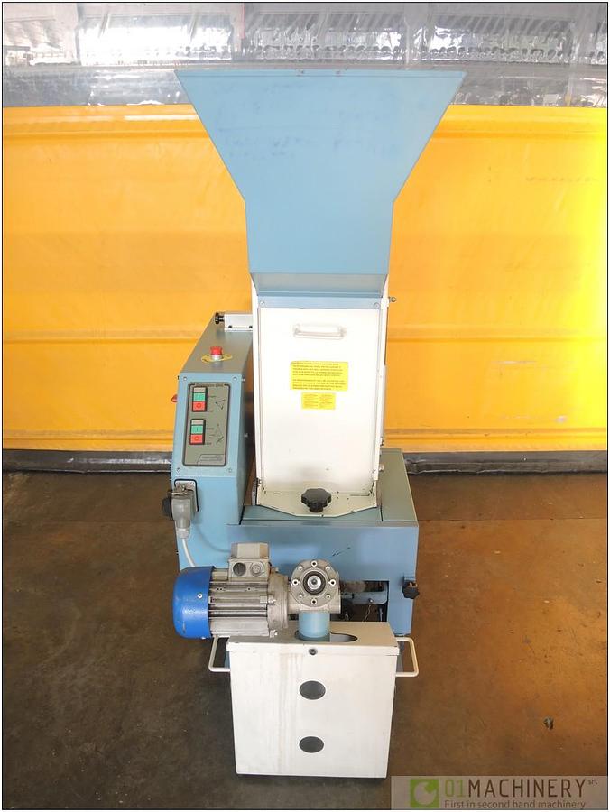 2001 SB PLASTICS MACHINERY GR3302/C