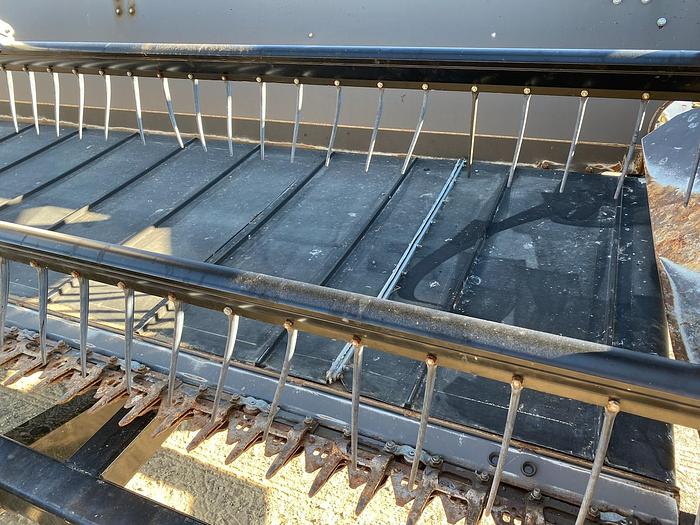 Used 30' Massey Ferguson 5200 Draper Header w/ Cart