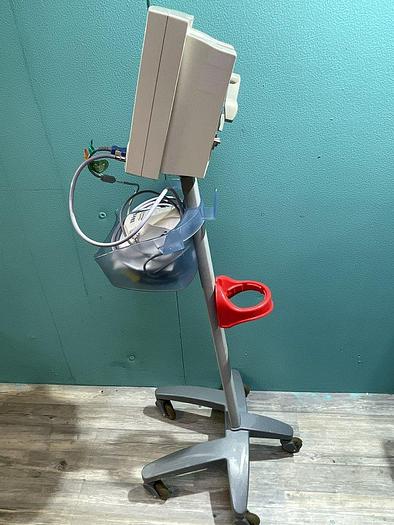 Gebraucht Datascope Accutorr Plus Patientenmonitor auf Trolley mit Blutdruckmanschette und SpO2 Fingersensor