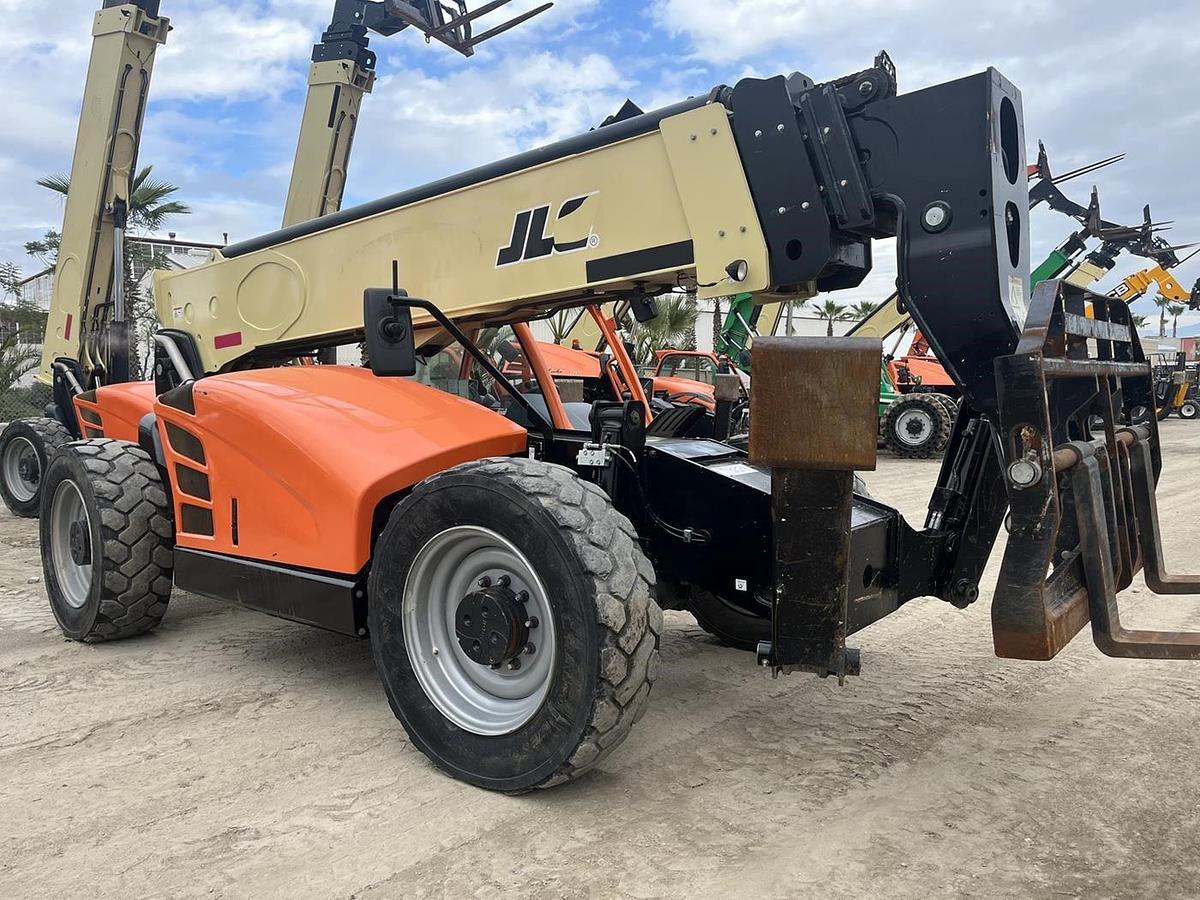 Used 2017 JLG 1055