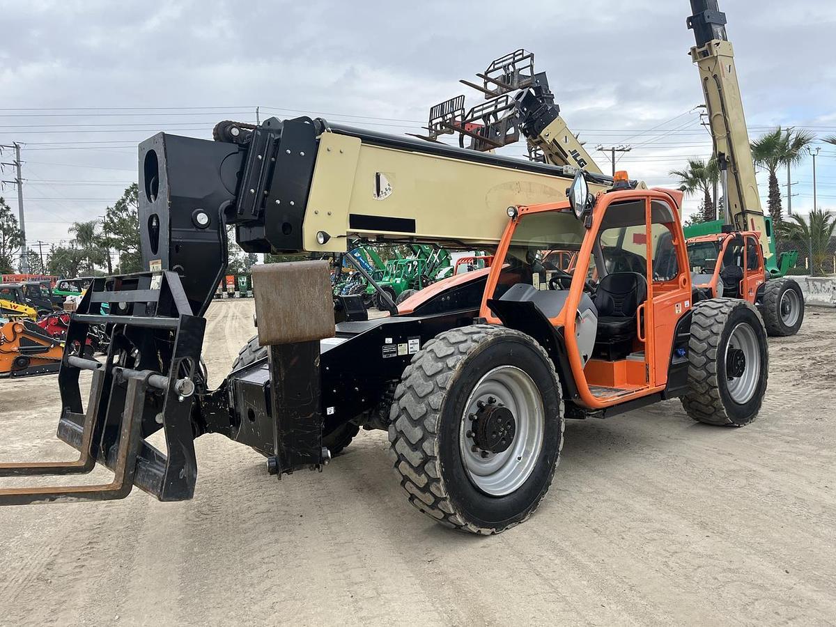 Used 2017 JLG 1055