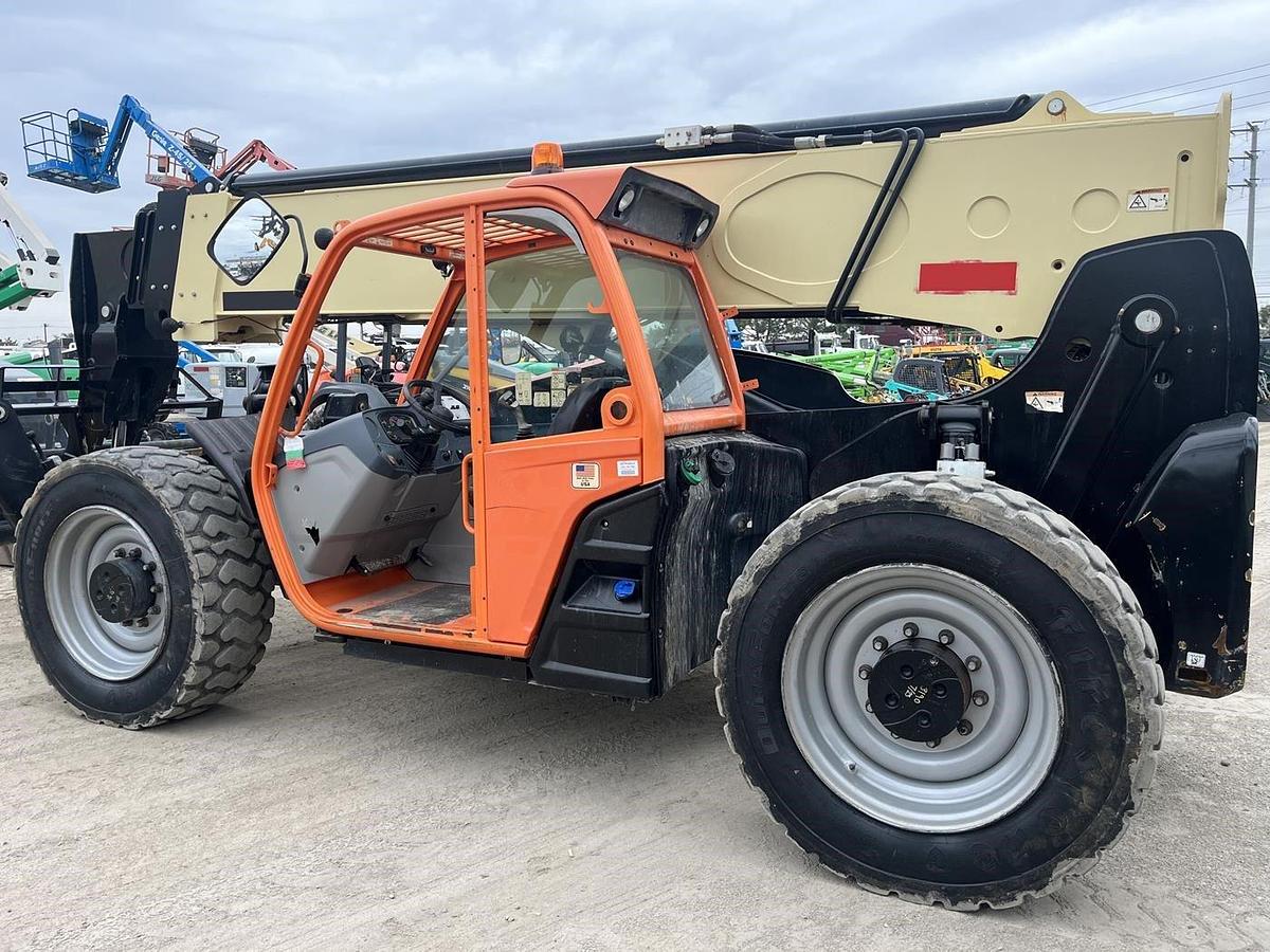 Used 2017 JLG 1055