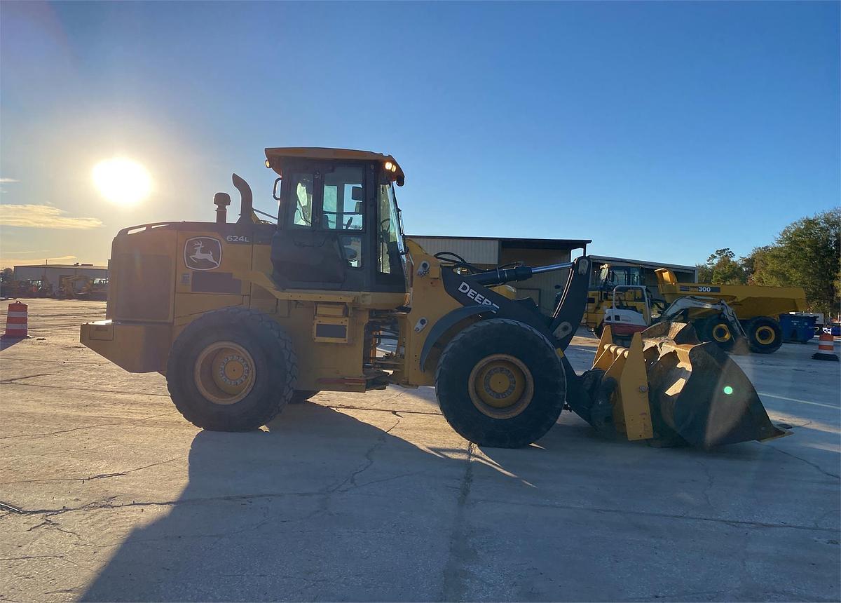 Used 2019 DEERE 624L