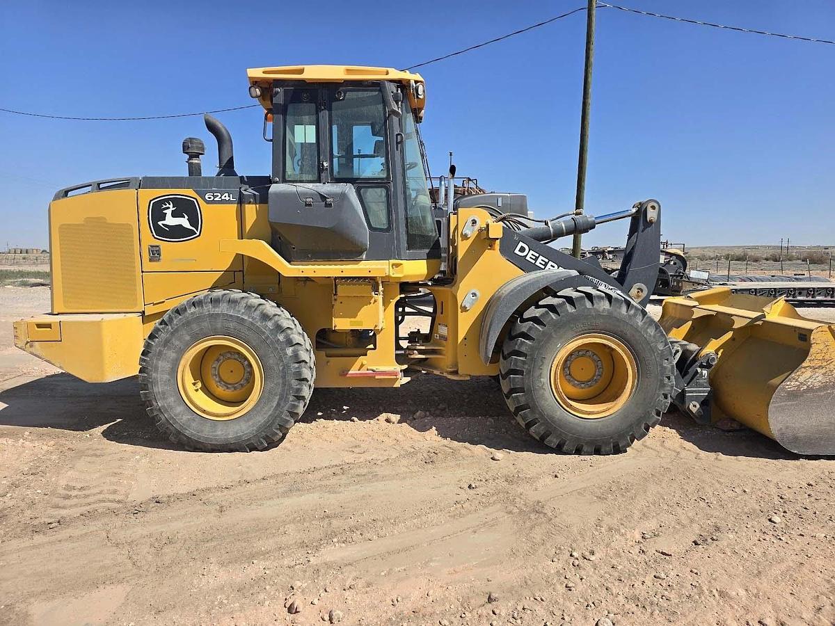 Used 2019 DEERE 624L