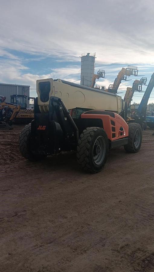 Used 2017 JLG 1055