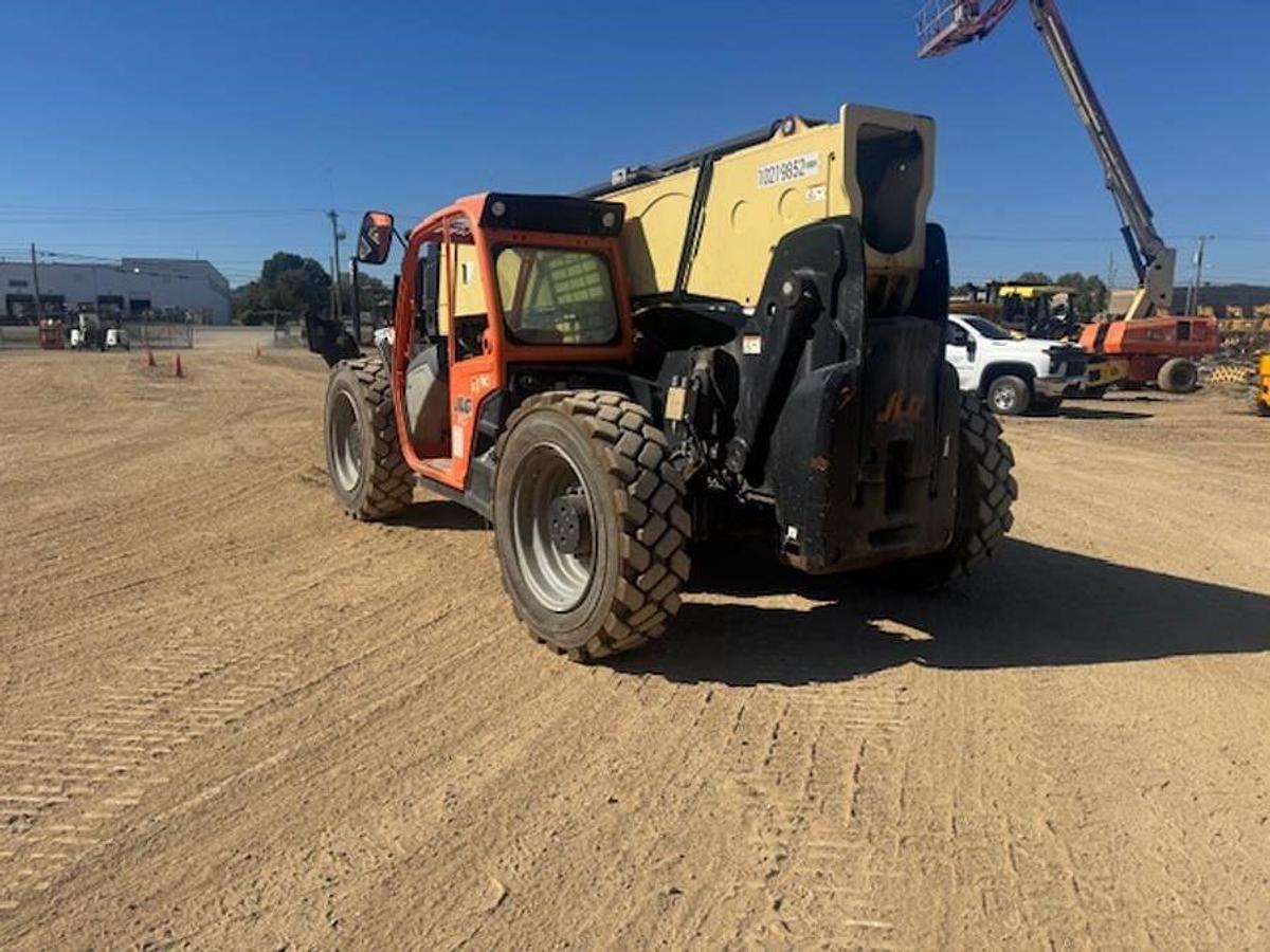 Used 2017 JLG 1055
