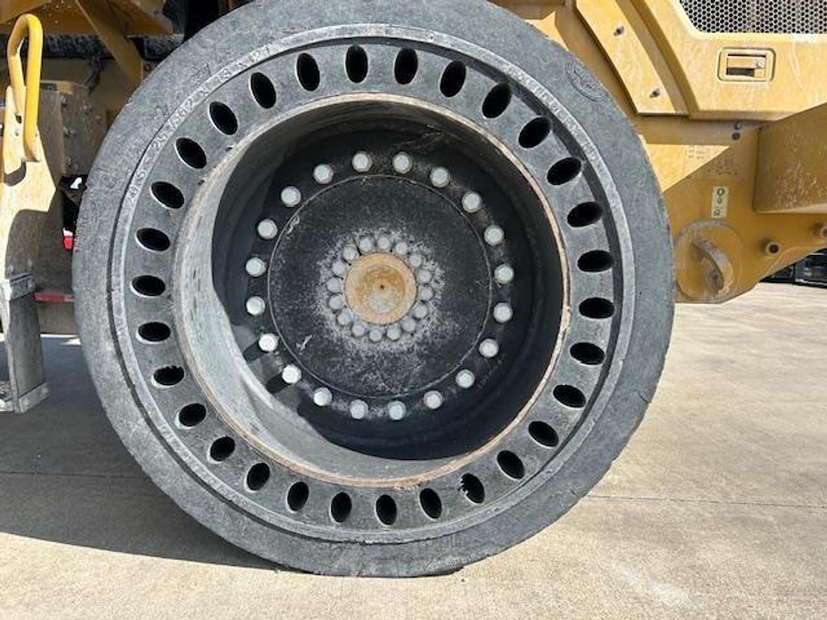 Used 2015 CATERPILLAR 924K