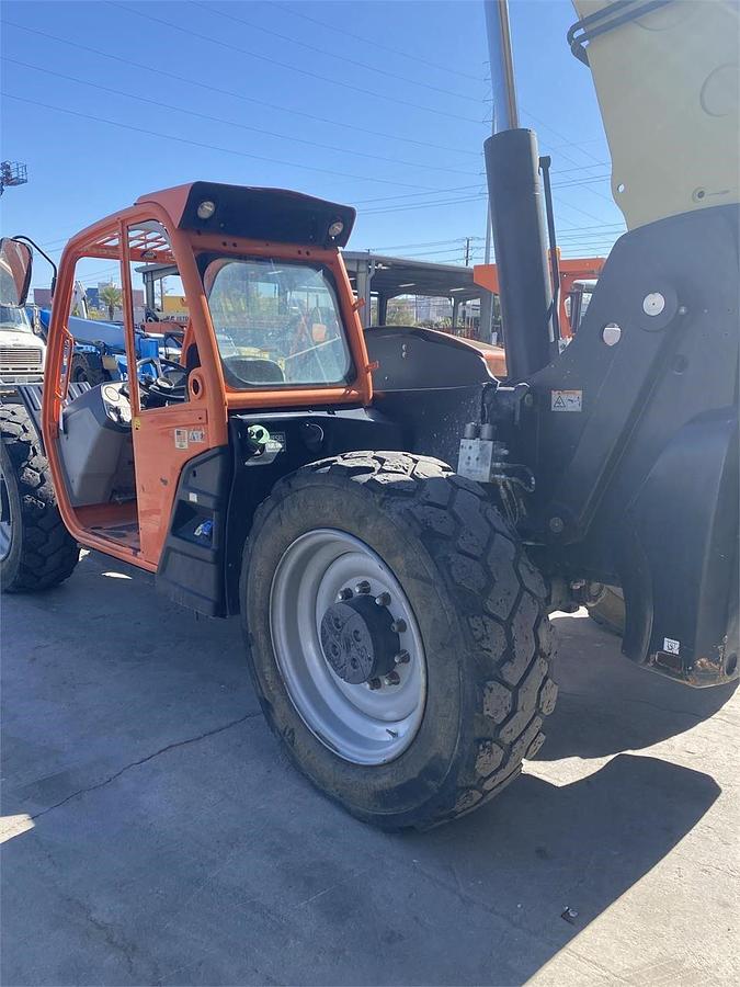 Used 2015 JLG 1055