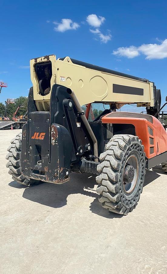 Used 2017 JLG 1055
