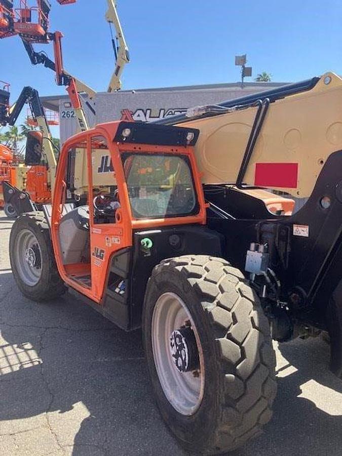 Used 2017 JLG 1055