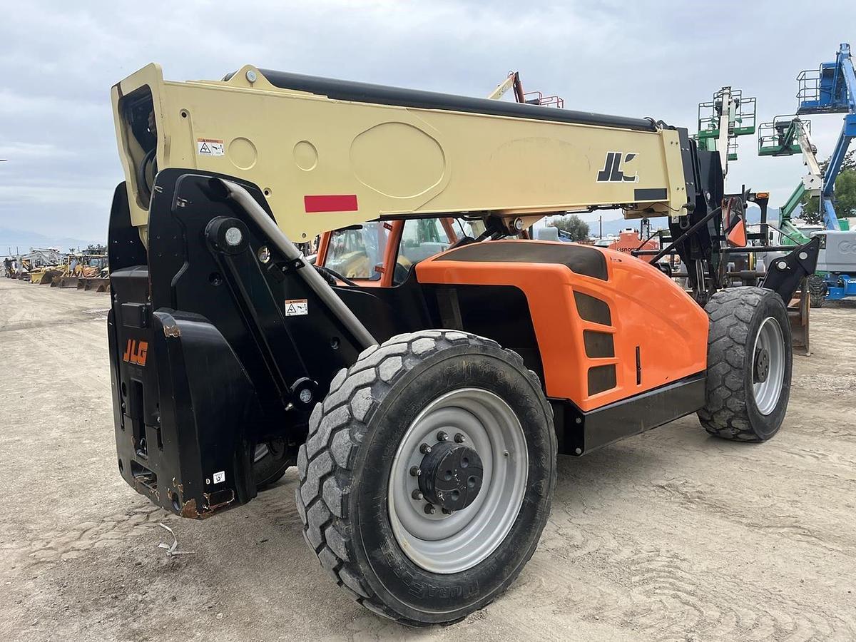 Used 2017 JLG 1055