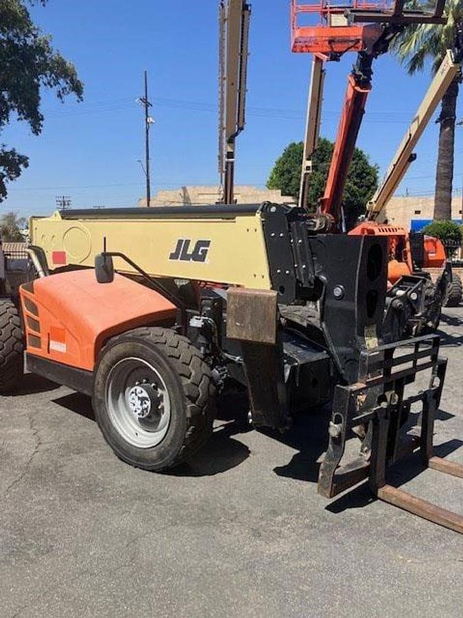 Used 2017 JLG 1055