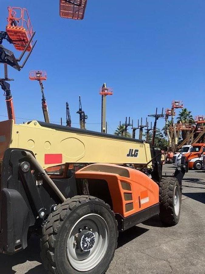 Used 2017 JLG 1055