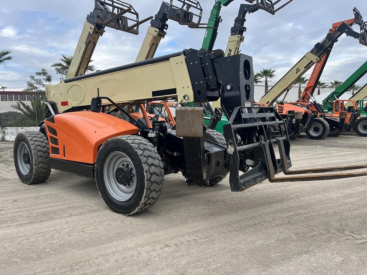 Used 2017 JLG 1055