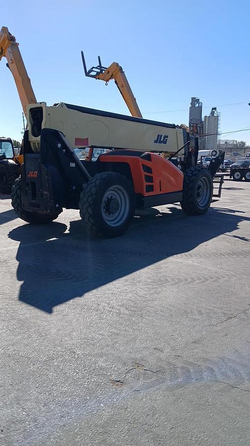 Used 2017 JLG 1055