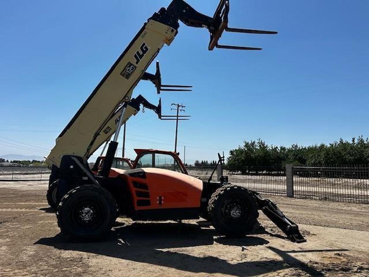 Used 2017 JLG 1055