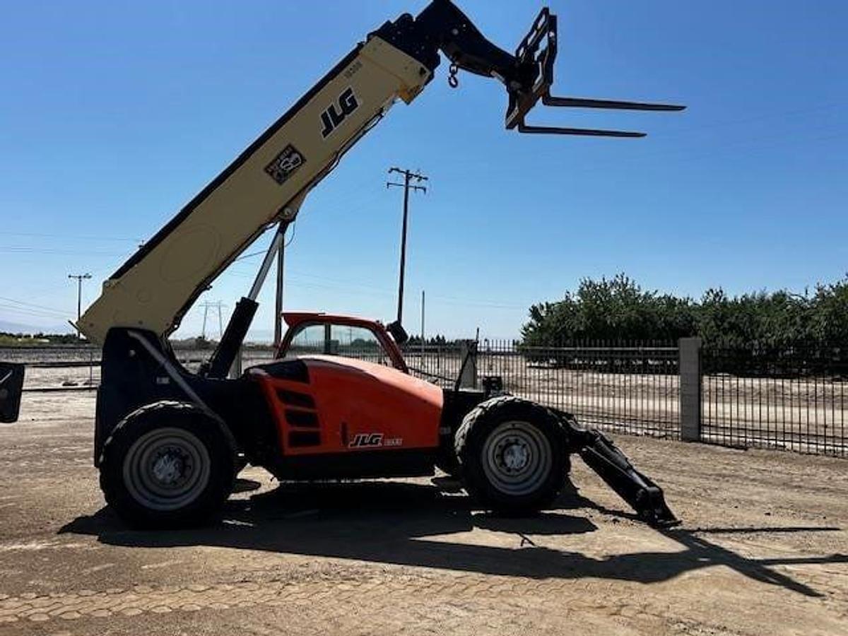 Used 2017 JLG 1055