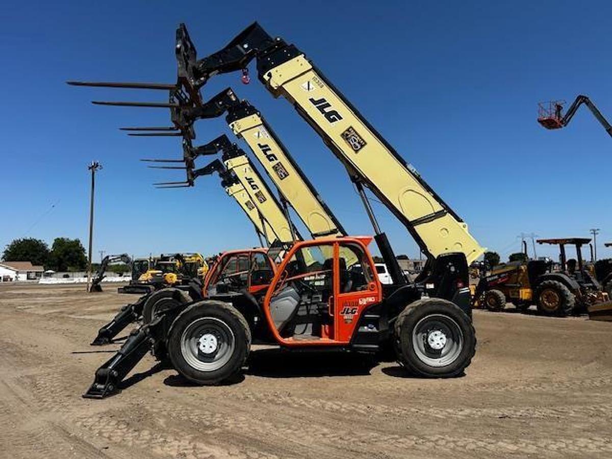 Used 2017 JLG 1055