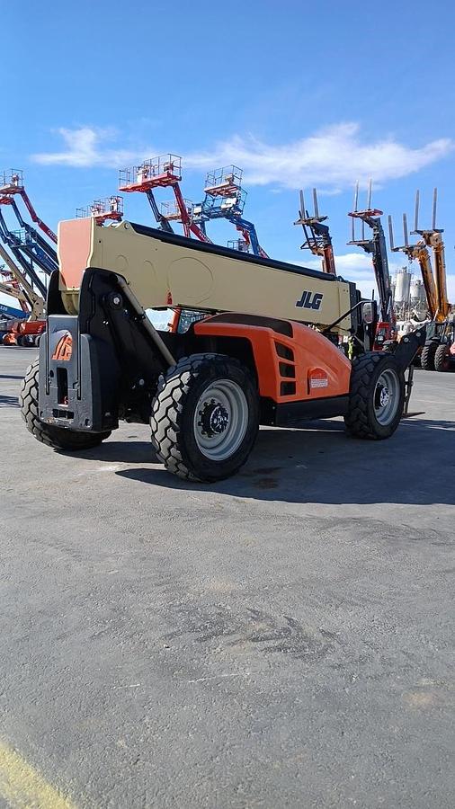 Used 2017 JLG 1055