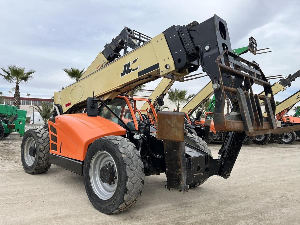 Used 2016 JLG 1055