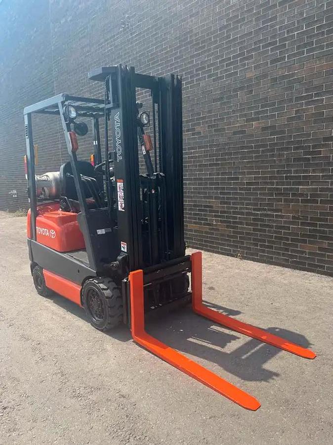 Used Toyota LPG Forklift 3000lbs cap forklift 3 stage w side-shift