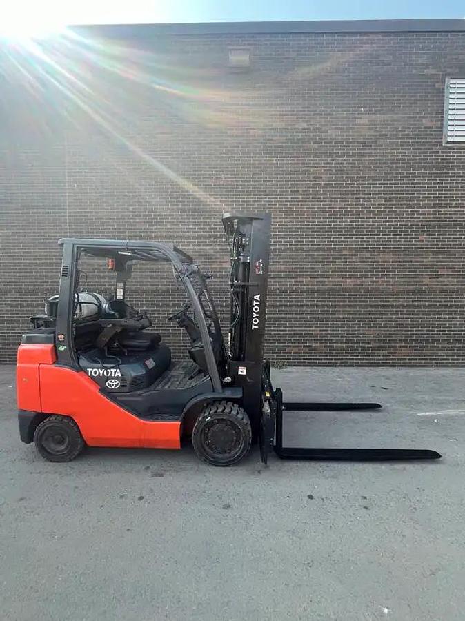 Used Toyota 8000lbs cap LPG Forklift 3 stage w Side-Shift Certified