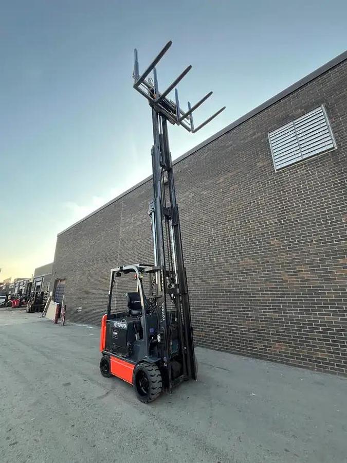Used TOYOTA 6500 LBS CAP ELECTRIC FORKLIFT 4 STAGE w single double at