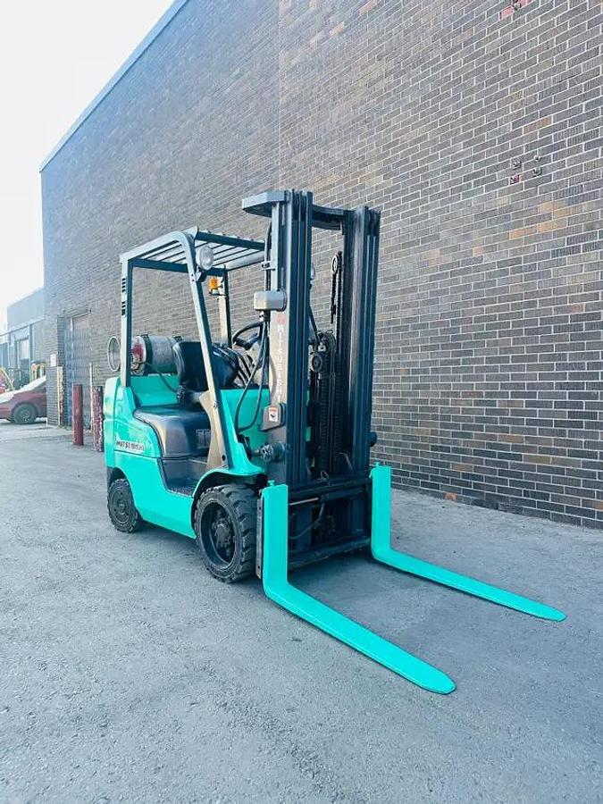 Used 2015 Mitsubishi LPG Forklift 5000lbs capacity 3 stage mast Side-