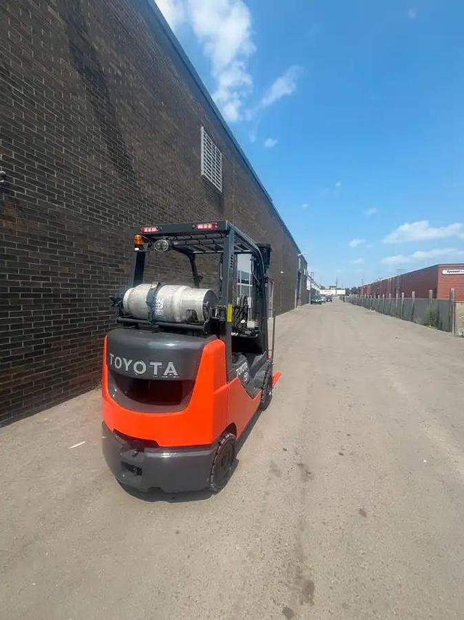 Used 2015 Toyota 5000lbs cap forklift 3 stage w side-shift Certified