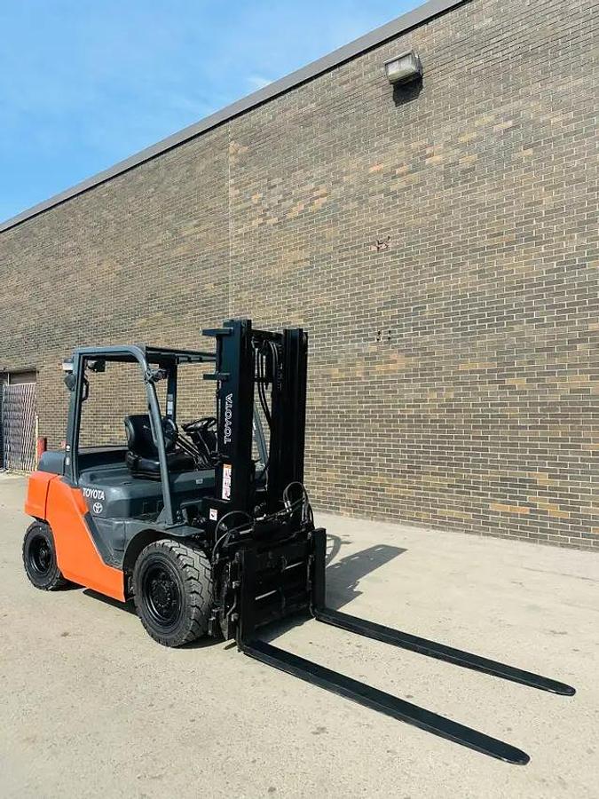 Used 2018 Toyota DIESEL OUTDOOR Forklift with 8000 LB Cap side-shift