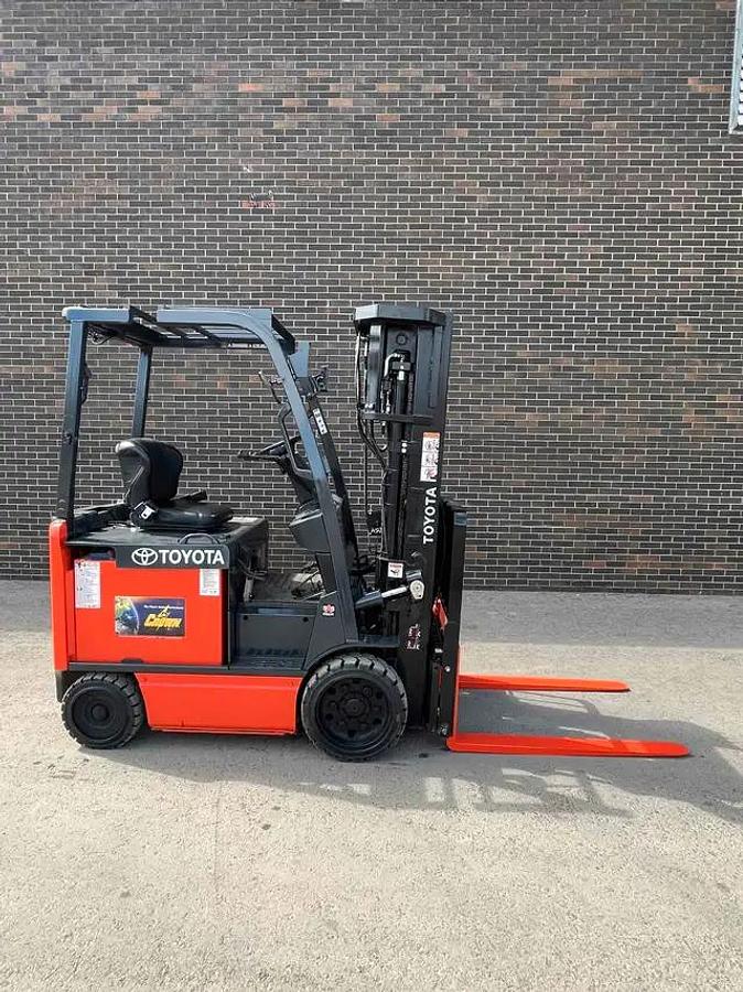 Used TOYOTA 5000 LBS CAP ELECTRIC FORKLIFT 4 STAGE 21 FT MAX LIFT
