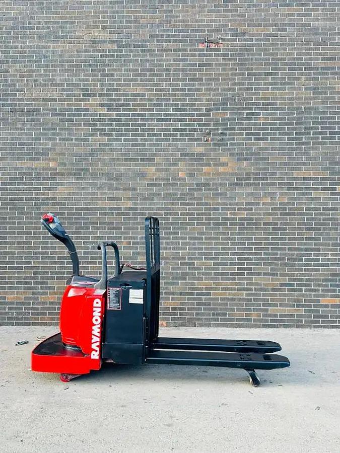 Used RAYMOND ELECTRIC RIDER PALLETJACK FORKLIFT 6000LBS CAPACITY