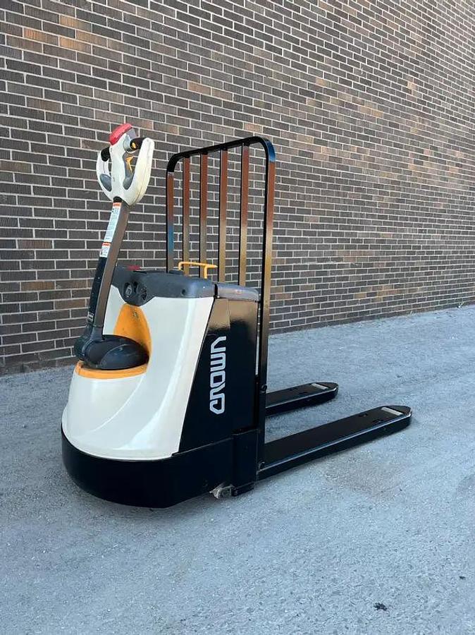 Used CROWN Electric pallet jack Forklift 4500lbs capacity W Charger
