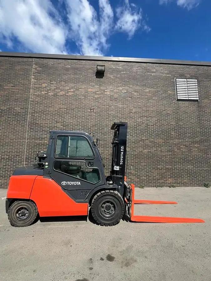 Used 2018 Toyota LPG OUTDOOR Forklift with 11000 LB Cap Fork-position