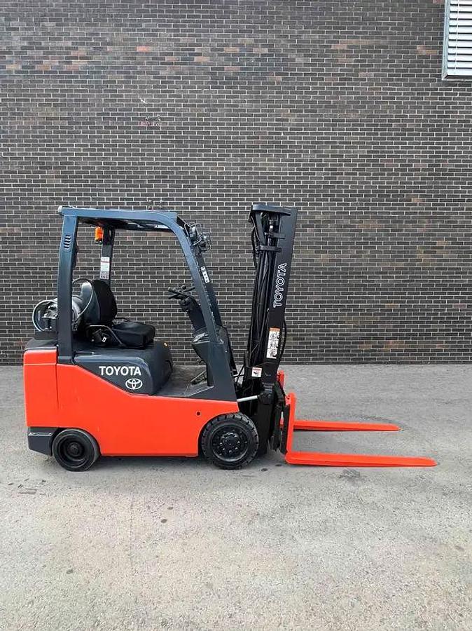 Used Toyota Forklift 3000 lbs Compact body 3-Stage with Side-Shift