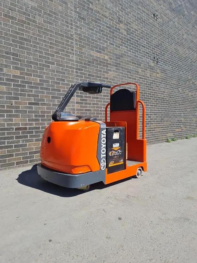 Used 2018 Toyota Electric Tugger lift 10000lbs capacity w Charger
