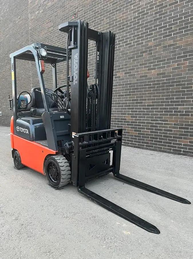 Used Toyota LPG Forklift 3000lbs cap forklift 3 stage w side-shift