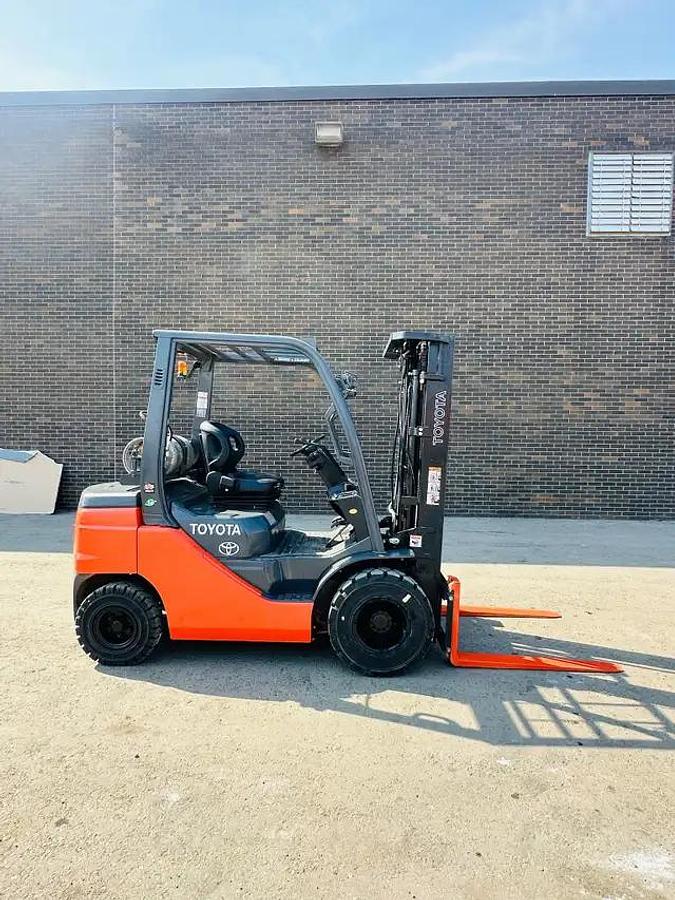 Used 2022 Toyota 5000lbs cap Outdoor Forklift 3 stage w Side-Shift