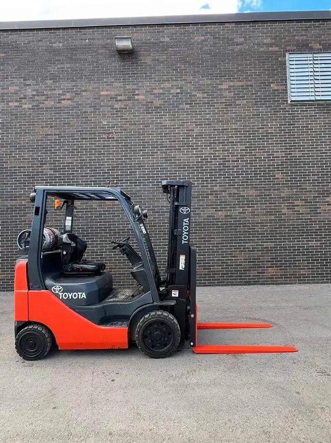 Used 2014 Toyota 4000lbs cap forklift 3 stage w side-shift Low hours
