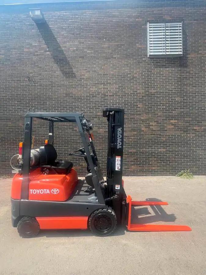 Used Toyota LPG Forklift 4000lbs cap forklift 3 stage w side-shift