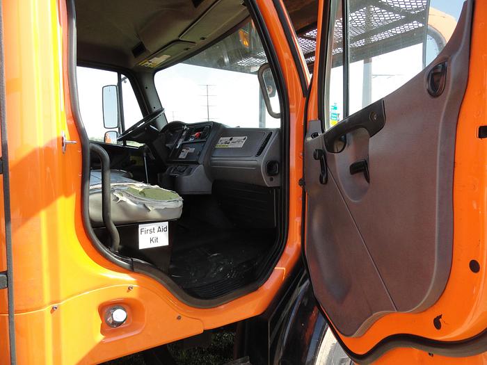 Used 2011 Freightliner / Altec BUSINESS CLASS M2 106 / LRV -55