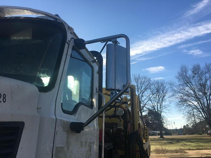 2005 Mack CV713