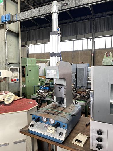 Usato Pressa pneumatica a collo di cigno ALFAMATIC OP S 3 Tonn