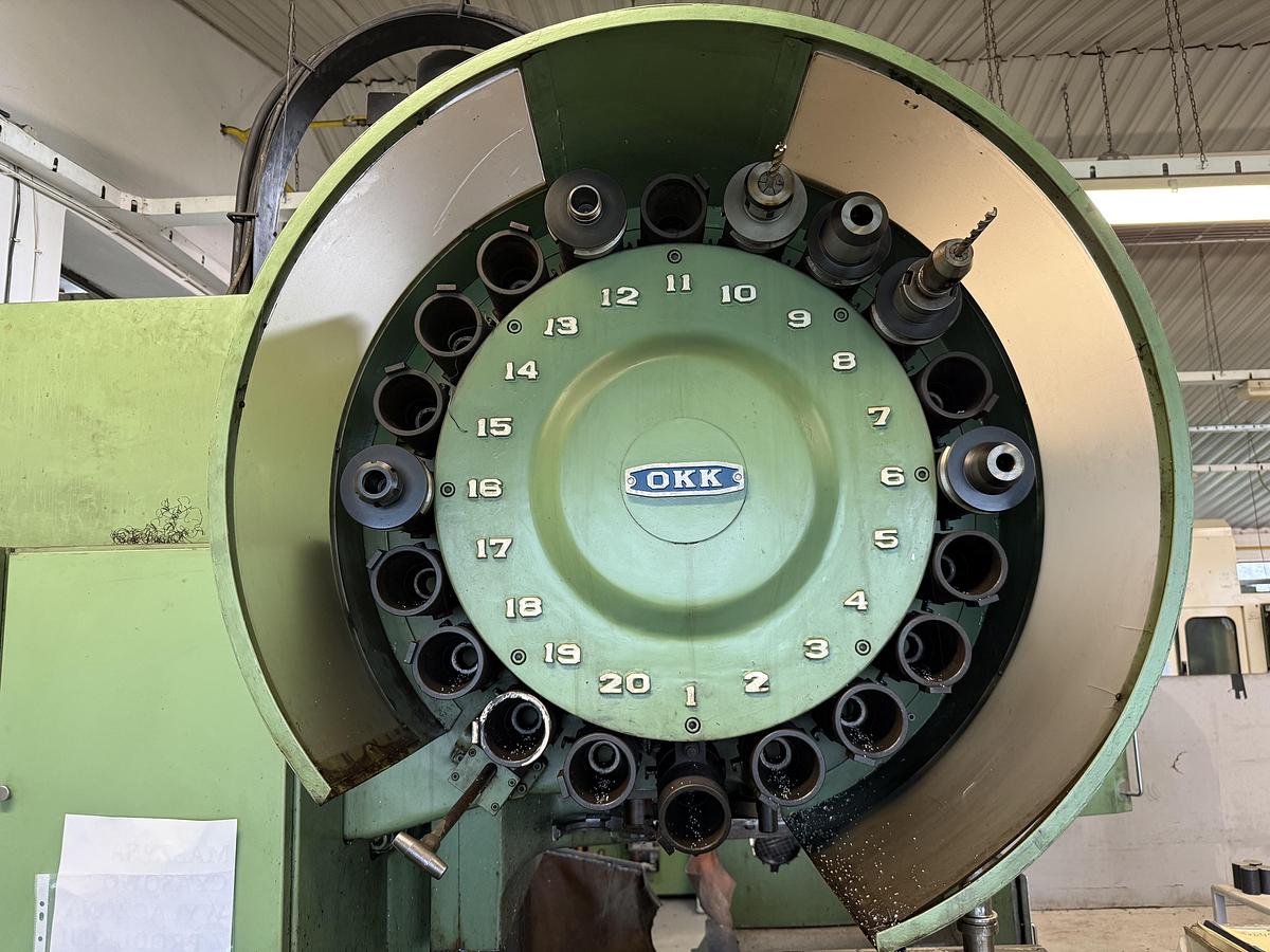 Used Centrum obróbcze OKK MCV-500