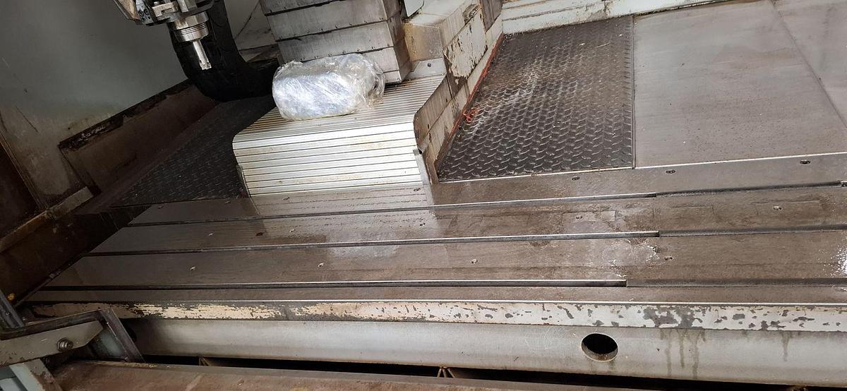 Used Centrum obróbcze pionowe CHIRON FZ 22L