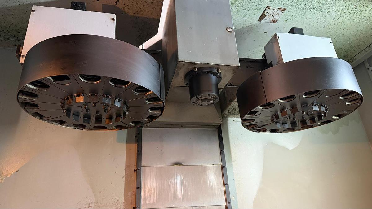 Used Pionowe centrum obróbcze DEFUM AFM BACA R1000 / 2012 r.