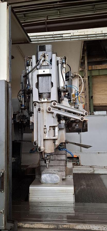Used Centrum obróbcze pionowe CHIRON FZ 22L
